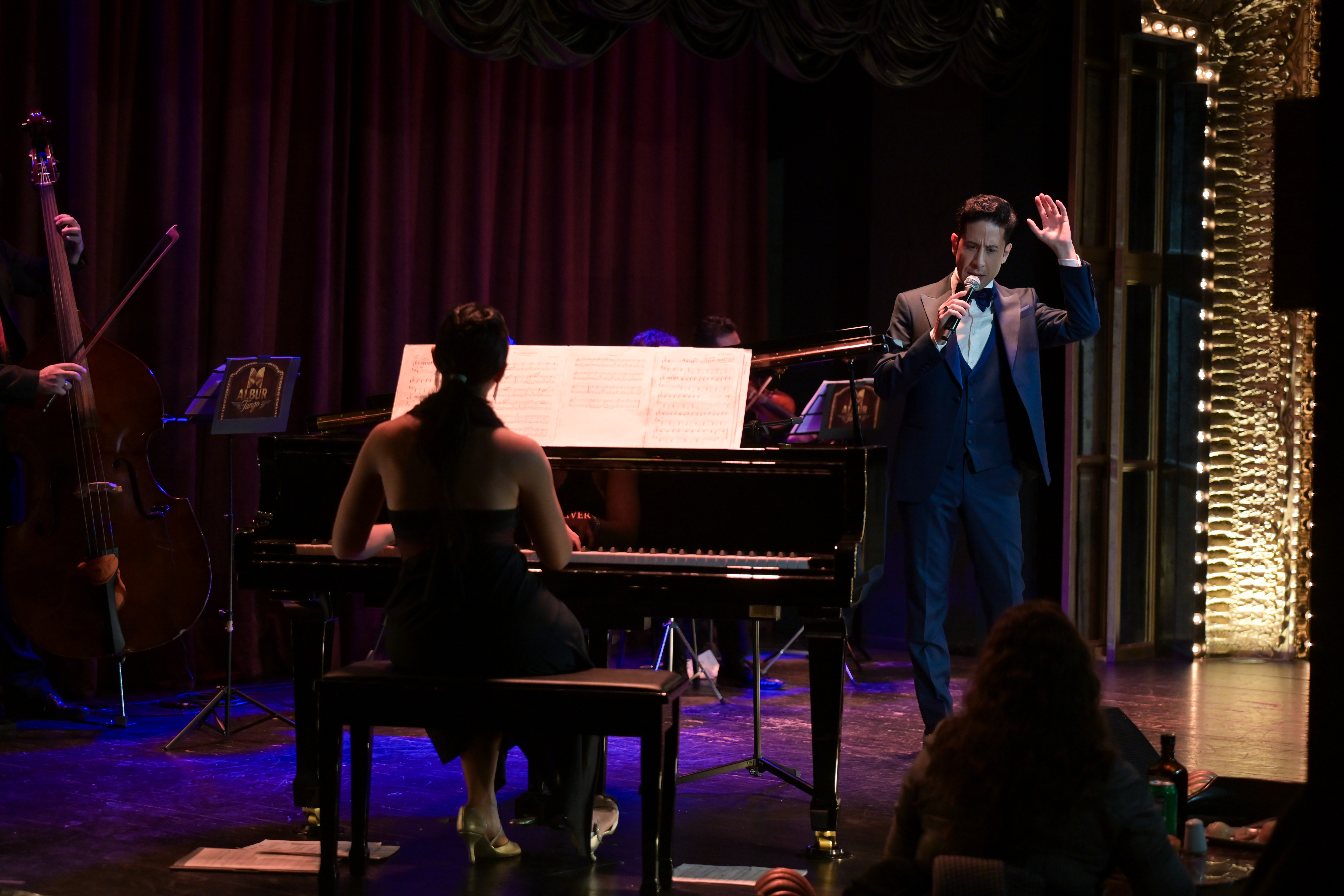 Emanuel Rivero Famá junto a la orquesta en el escenario