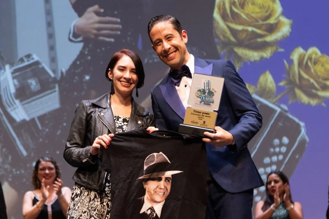 Emanuel Rivero Famá recibiendo el primer premio del Festival Internacional de Tango de Medellín