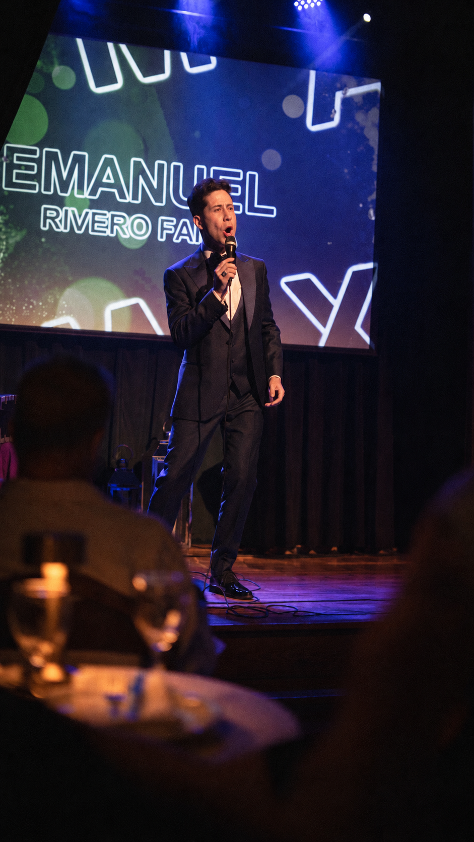 Emanuel Rivero Famá interpretando tango en vivo