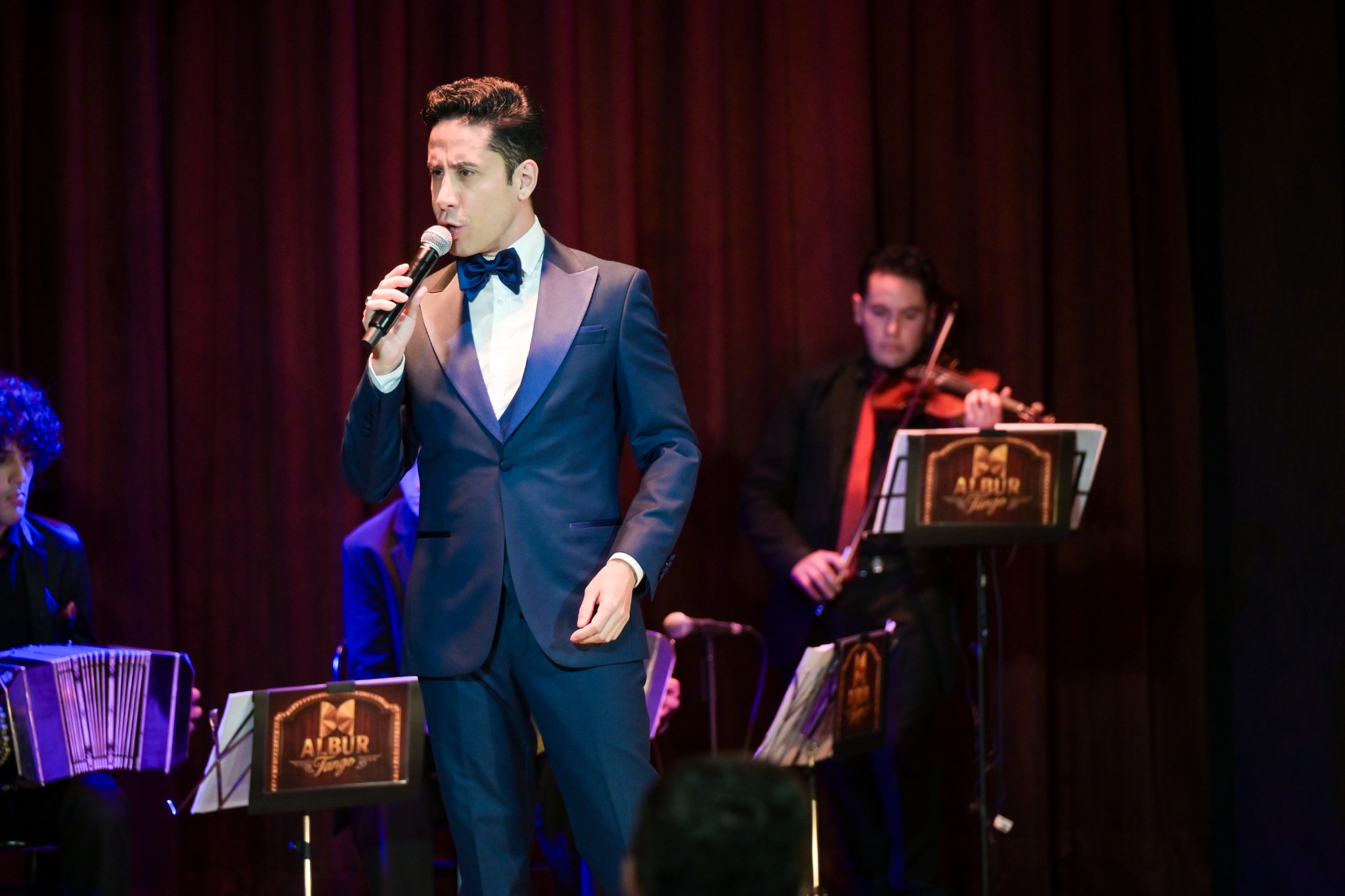 Emanuel Rivero Famá interpretando tango acompañado por la orquesta